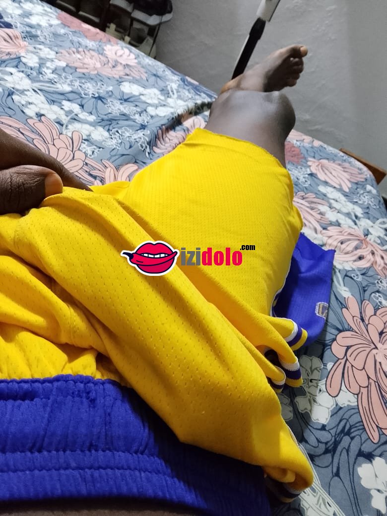 Homme donneur de plaisir avec des gadgets sexuel
