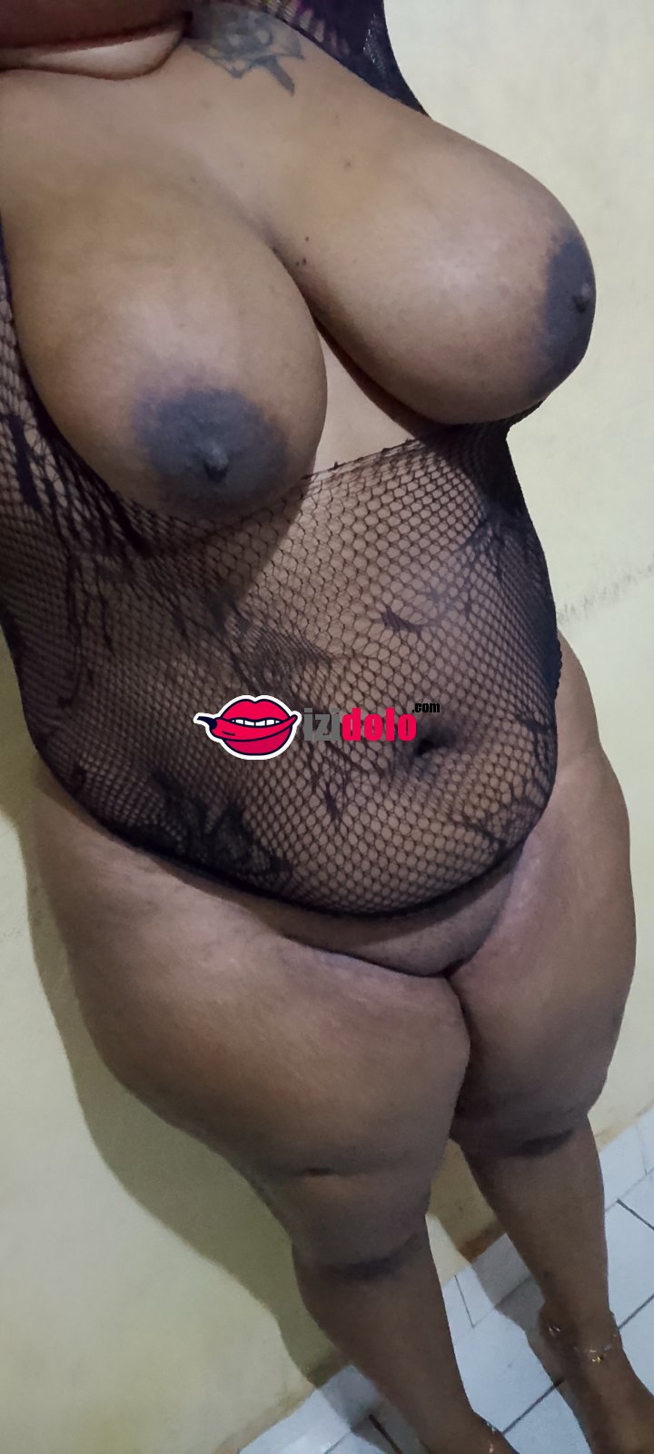 Femme potelée aux grosses seins pointus